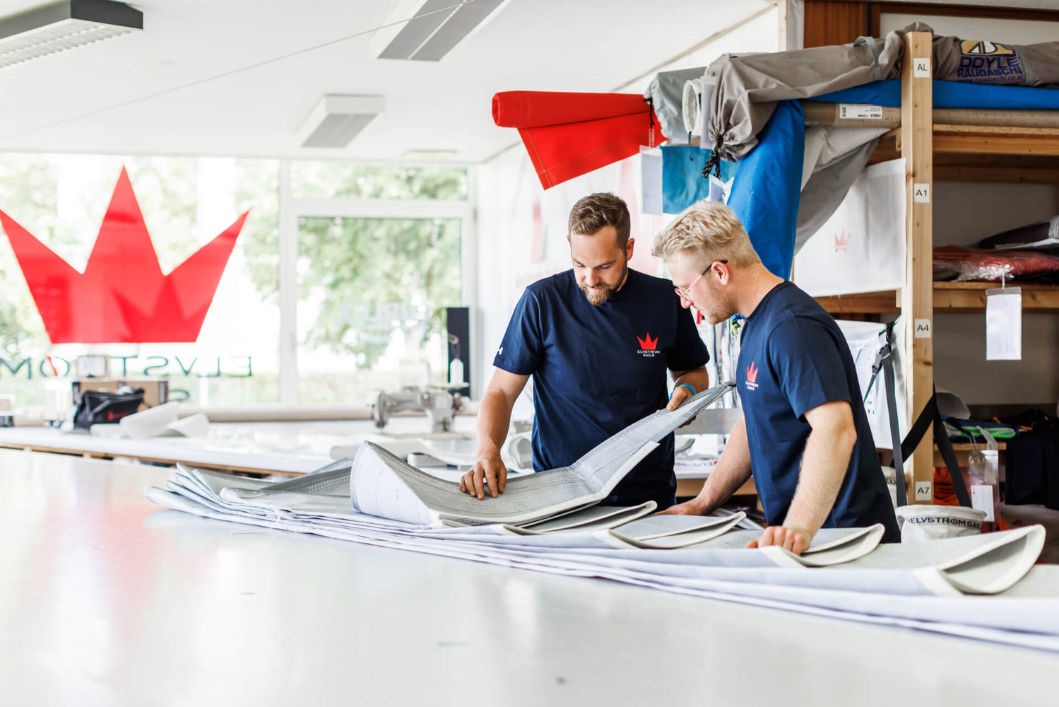 Mitarbeiter der Segelmanufactur im Gespräch